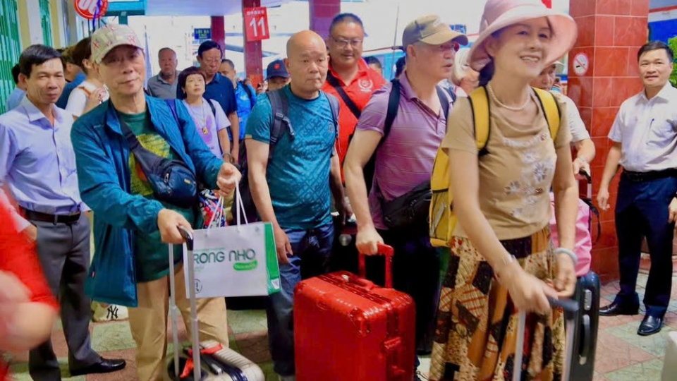 Nearly 500 Chinese tourists arrive in Nha Trang on trans-Vietnam train